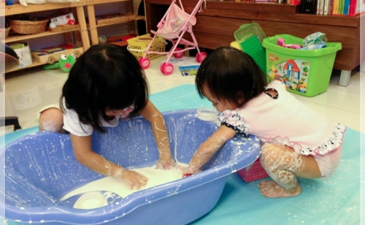 GOOP PLAY (鷹粟粉+水)。感官練習 *** Home Playgroup *** [5歲3個月+2歲2個月]