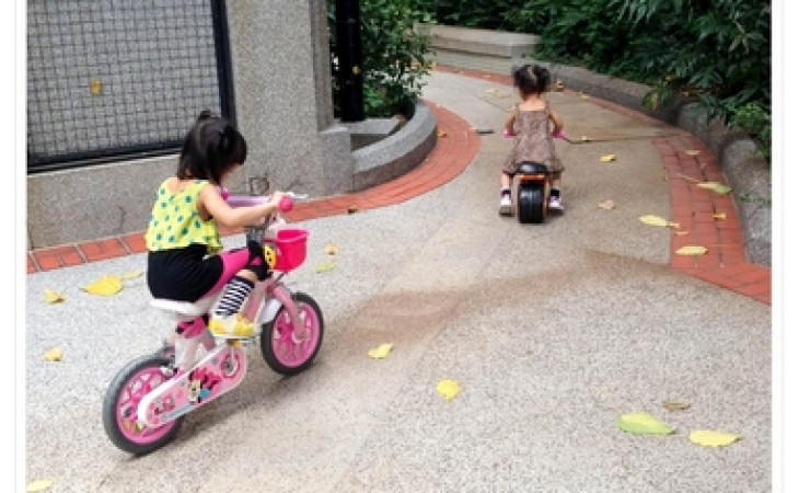 兩姐妹。齊踏單車 [5歲3個月+2歲2個月]