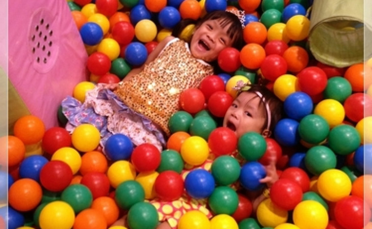 兩姐妹。(荃灣)冒險樂園的任玩迷宮 [5歲7個月+2歲5個半月]
