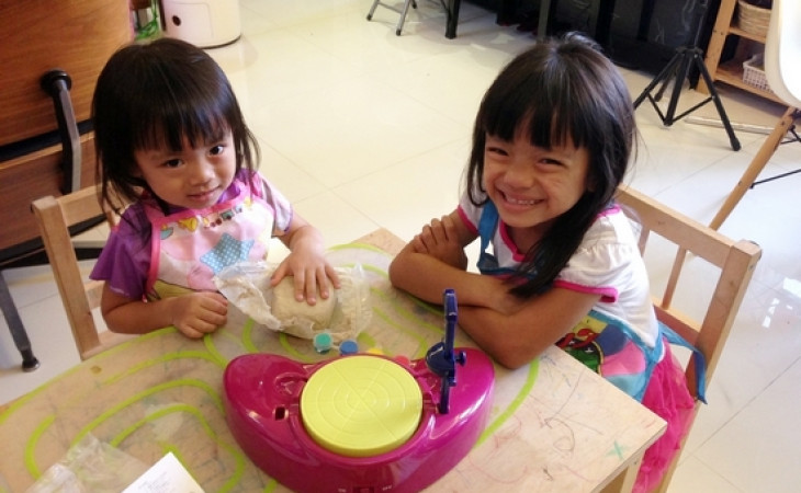 初試陶瓷制作。*** Home Playgroup ***   [6歲4個月+3歲3個月]