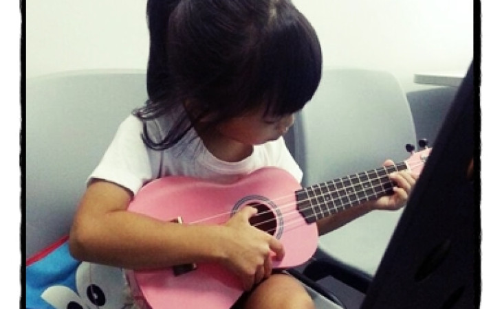 靖天初試。UKULELE 夏威夷結他 [5歲7個月]